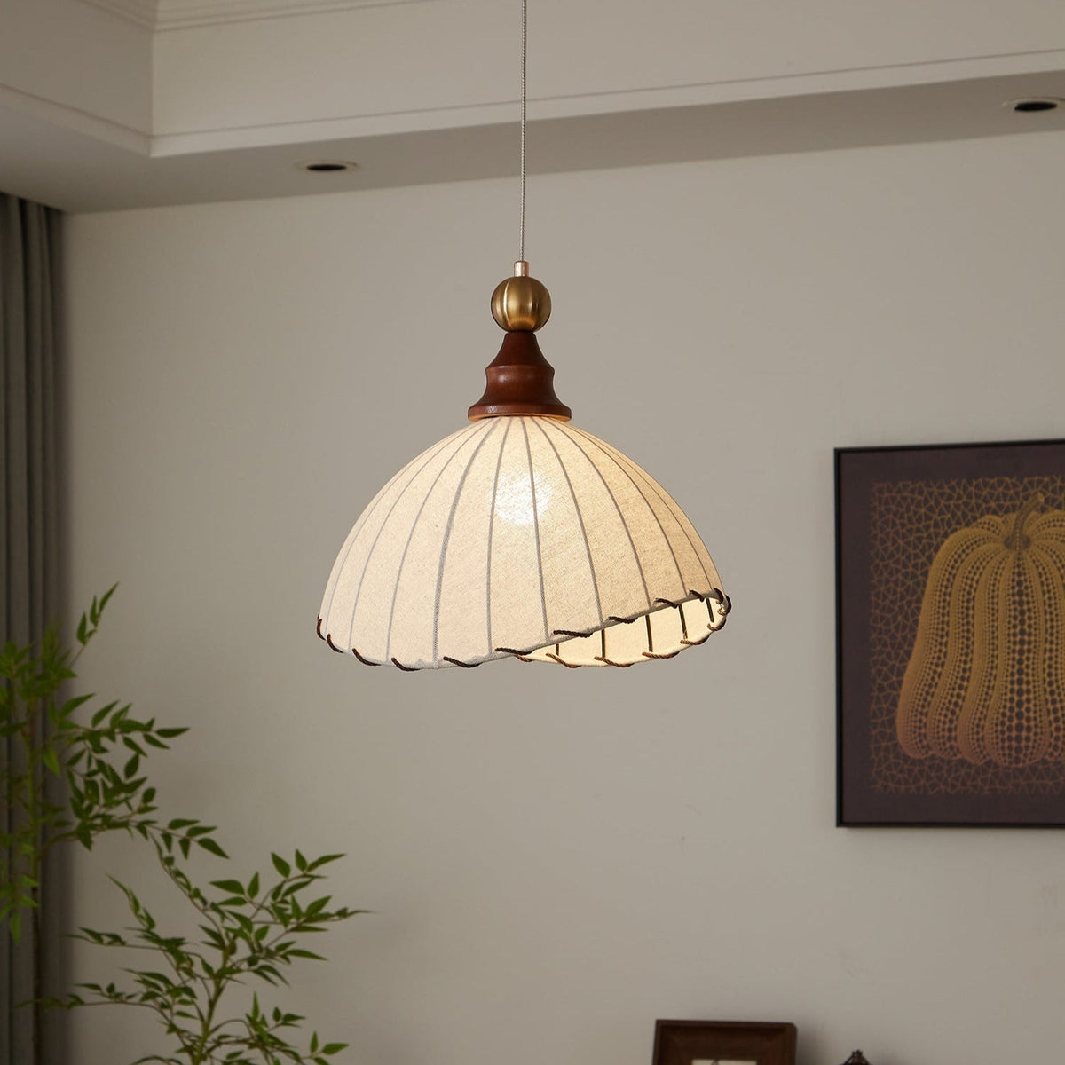 Hanglamp Eldora — geplooide stoffen kap, hout en metaal — afbeelding 1