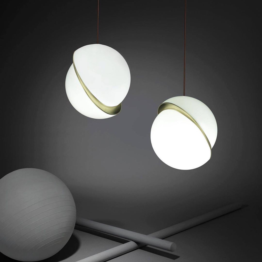 Hanglamp Halvemaan — acryl en messing, drie maten — afbeelding 4