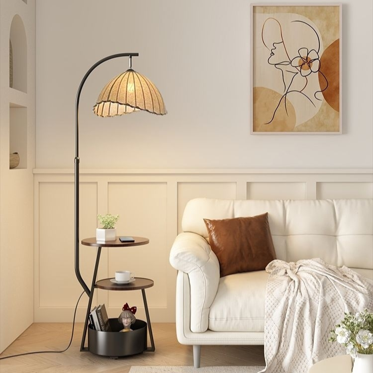 Vloerlamp Japans — met bijzettafel, hout en stof — afbeelding 1