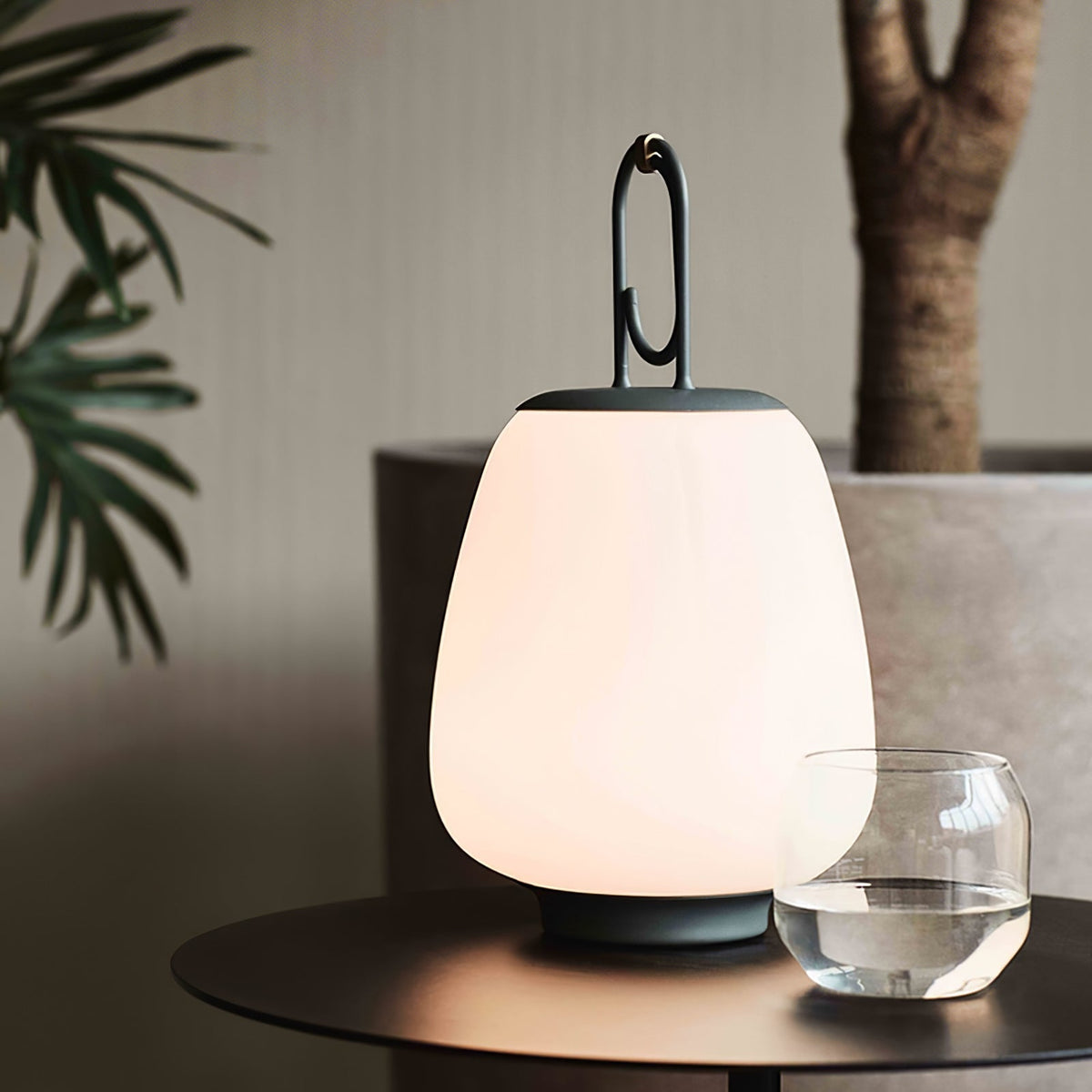 Draadloze tafellamp Lantaarn — metaal en glas, USB — afbeelding 1