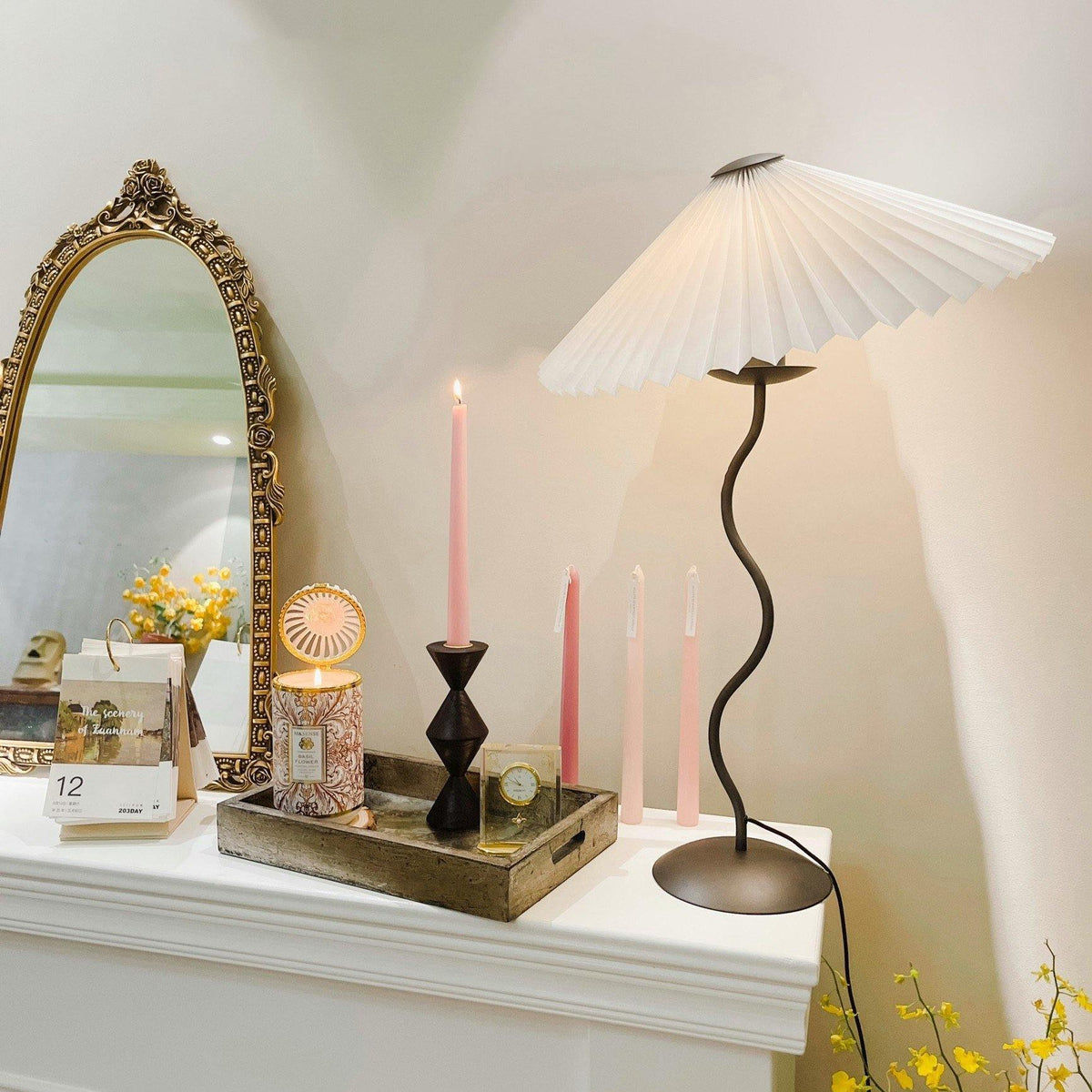 Tafellamp Squiggle — golvend metaal, stoffen kap — afbeelding 2