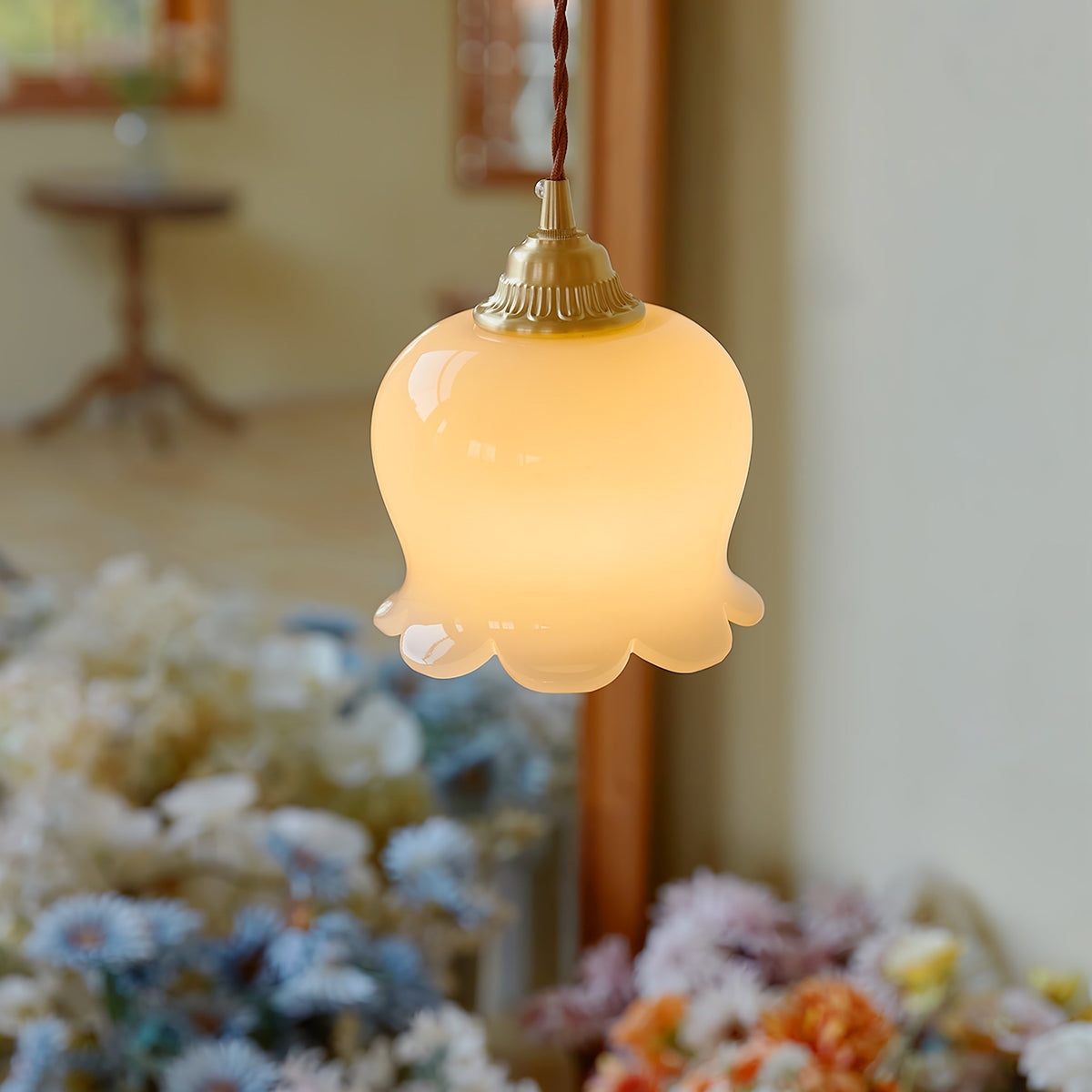 Hanglamp Dalen — bloemvorm in messing en hars — afbeelding 1