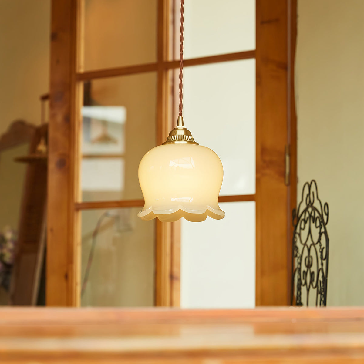 Hanglamp Dalen — bloemvorm in messing en hars — afbeelding 3