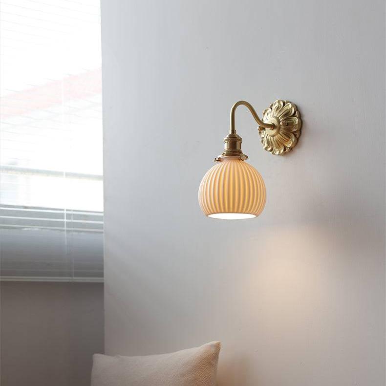 Wandlamp Keramiek — witte kap en messing wandplaat — afbeelding 2