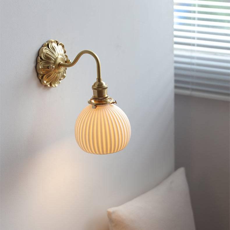 Wandlamp Keramiek — witte kap en messing wandplaat — afbeelding 1