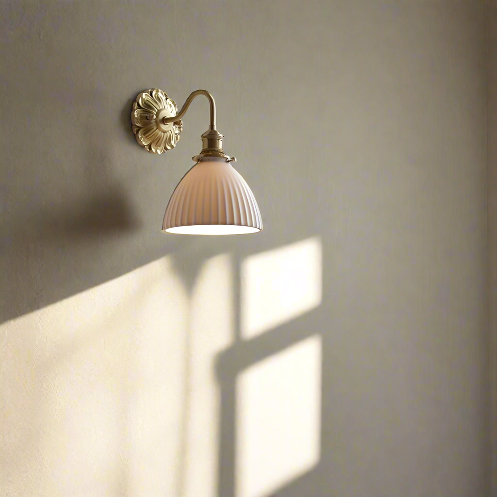Wandlamp Keramiek — witte kap en messing wandplaat — afbeelding 3